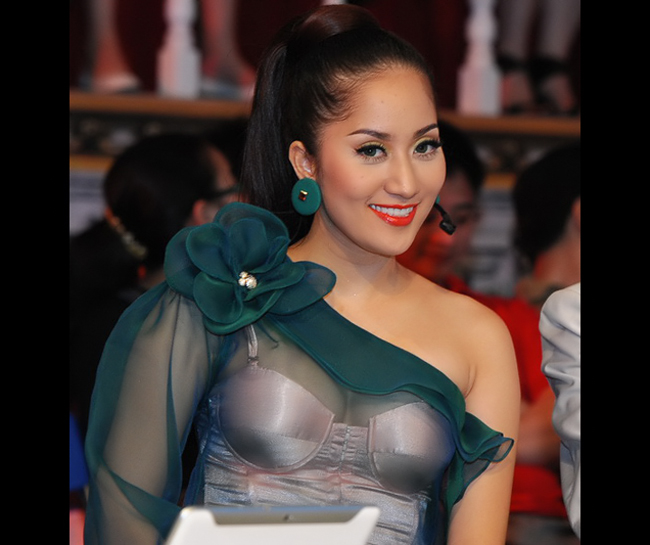 Chiếc váy voan Khánh Thi mặc khi làm giám khảo Bước nhảy hoàn vũ 2012 cũng vấp phải những ý kiến trái chiều, người khen kẻ chê.